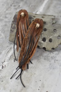 Long leather skull earrings 