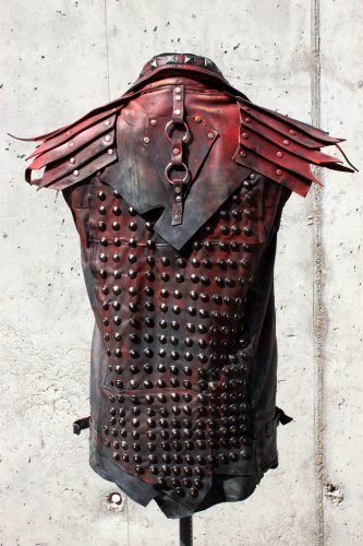 Wasted Couture Kamizelka skórzana ćwiekowana czarna czerwona (9).png